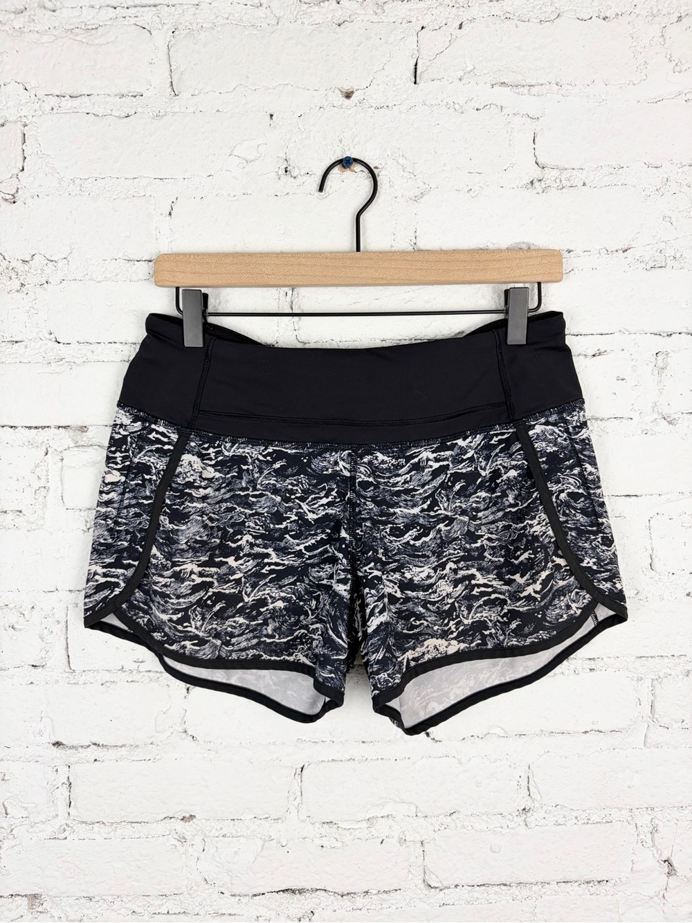 Lululemon Run Times Nami Wave Marble White Black Athletic Shorts 6